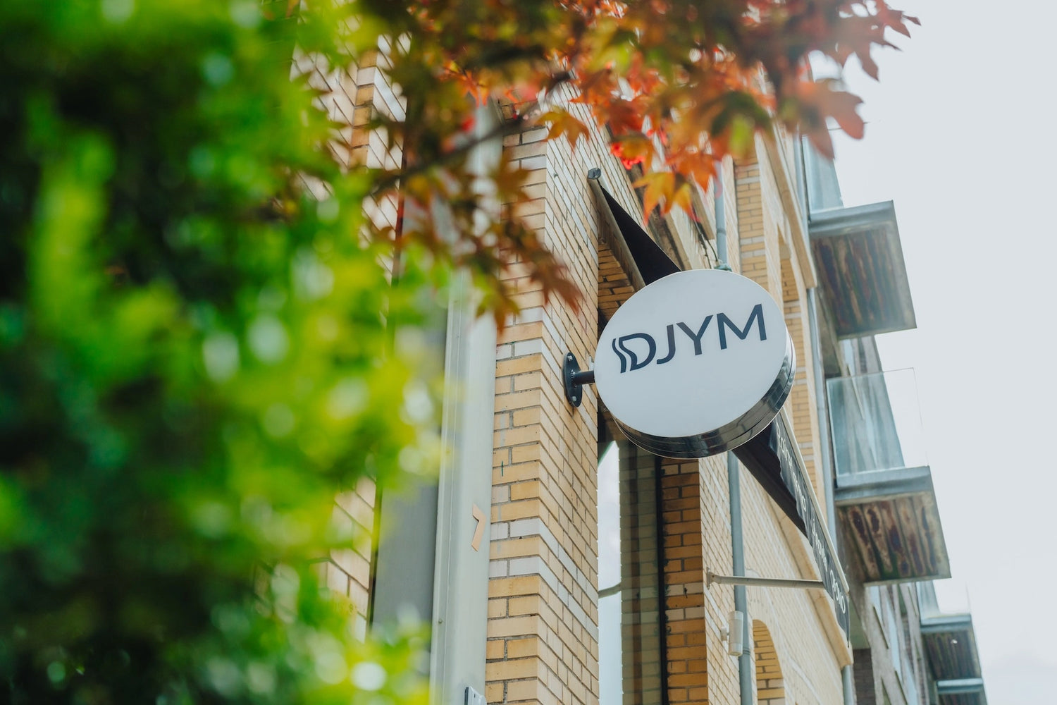 DJYM_bezoek_ons_vandaag_nog
